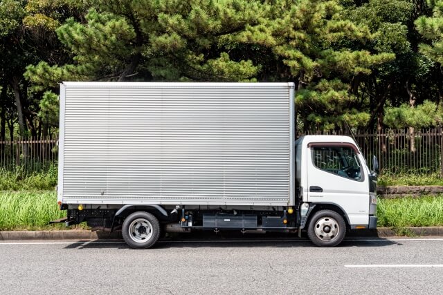 大型と中型のトラックの違い｜中古トラックの特徴についても解説